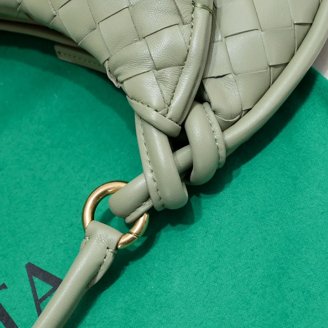 Batch 1460 Bv Shu Qi's same "Gemelli" twin bag 776764 locked in advance 24 years of hot style 💕 Gemelli is made up of two half-moon-shaped bags paired together, with the brand's iconic intrecciato woven sheepskin, equipped with a detachable tubular handle, which can be used as a clutch, on the shoulder or by flipping the small crescent moon as a handle, or as a long shoulder strap 🉑️Crossbody The dual design has a personalized yet charming attitude, and the eye-catching visual impact brings an elegant and fashionable feeling. It is a bag worth buying💥There are 3 sizes to choose from.  Size: 24.5x19x7, plus long shoulder strap ➕80 Model: 6764